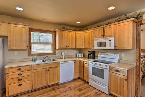 Fully Equipped Kitchen | Dishware & Flatware