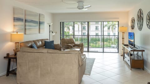 Harbour Boat Club Unit 201 is a condo community centrally located in the South End of Marco Island. House in Marco Island
