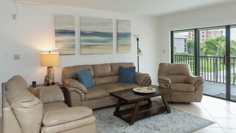 Harbour Boat Club Unit 201 is a condo community centrally located in the South End of Marco Island. House in Marco Island