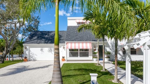 NANTUCKET STYLE HERE ON SIESTA KEY!
