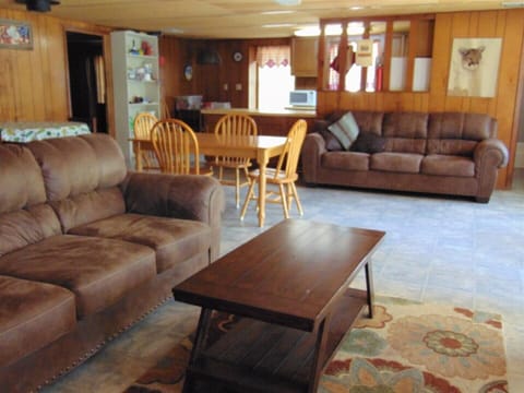 Shady Oak - Large living room with soft, comfy sofas.