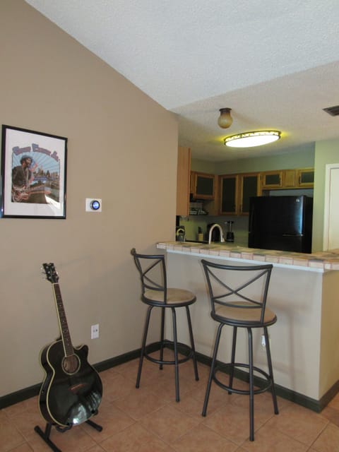 Play guitar at the bar