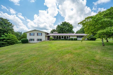 Front of the house, Bedroom on the left, livingroom and garage on the right.