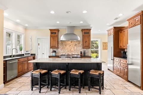 Nothing brings people together like good food. Enjoy this beautiful kitchen!