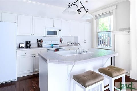 6fe1371f-a885-46fa-a4b8-23e9b9a2747e