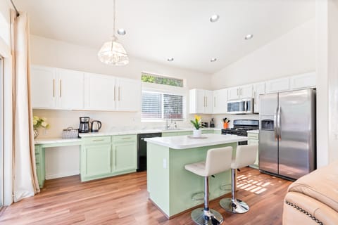 Kitchen: Fully stocked