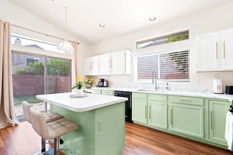 Kitchen: Eyeing the beautiful backyard while having your breakfast