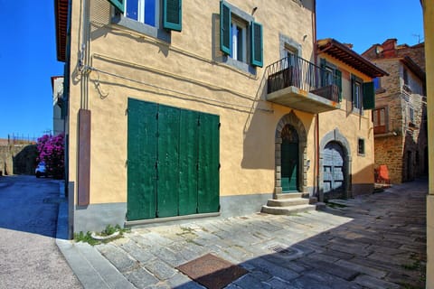 Window, Neighbourhood, Facade, Building, Door, Real Estate, Town, Street, House