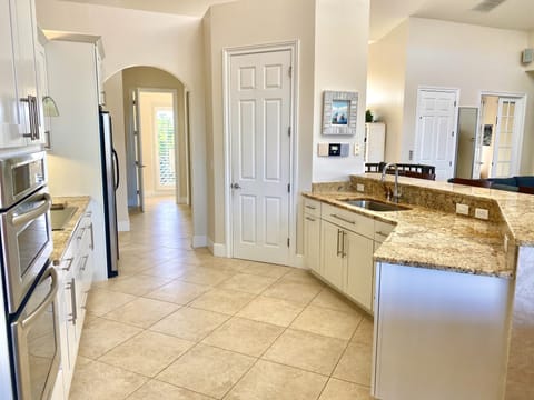 Open plan flow to fully equipped kitchen