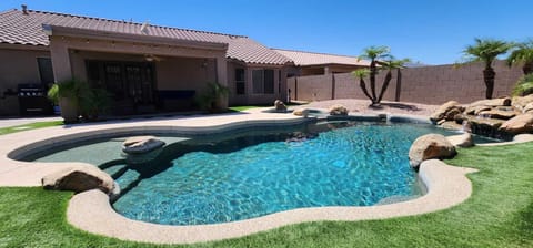 Private backyard with pool/spa combo. Heating optional with fee. BBQ and gas fire pit.