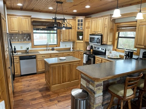 Fully appointed kitchen to make meals and memories!