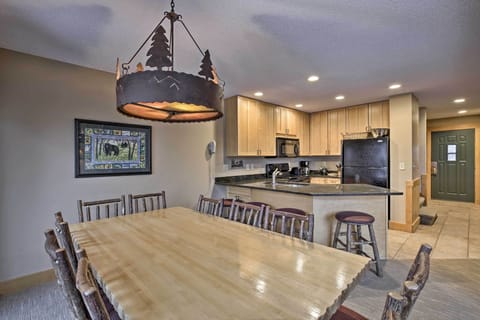 Dining Nook | 10-Person Table