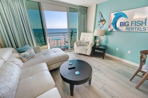 Living Room with Stunning Views☀️