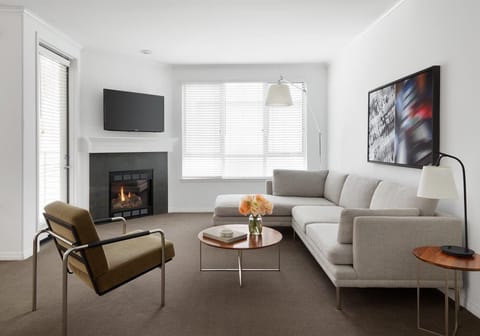 rsz_two_bedroom_w_den_living_room_2_0