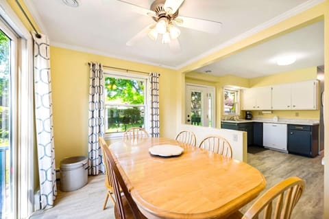Spacious dining room and kitchen. Table seats 6