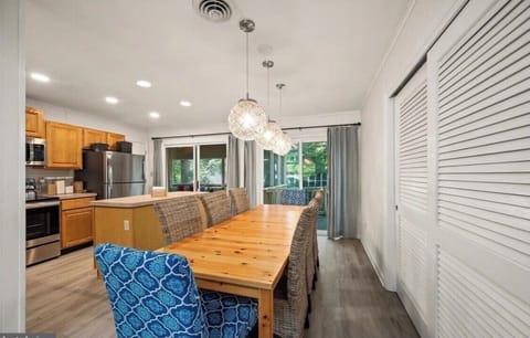 Dining area seats 8- convenient washer and dryer 