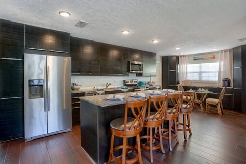 Fully Equipped Kitchen with Stainless Steel Appliances and Soft Close Cabinets