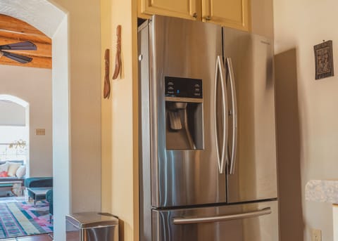 Large capacity stainless frig with 2 ice makers and filtered water