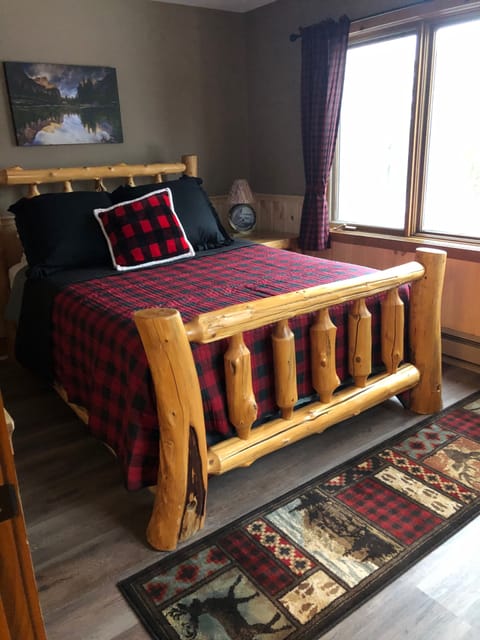 Queen bed with lakeview