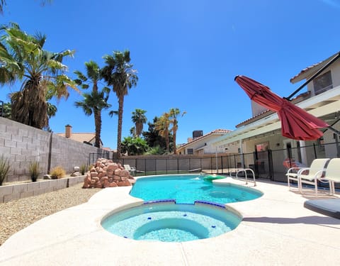 Large pool with spa