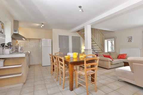 Kitchen, main room, Lascaux gite