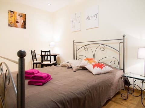Lovely Bedroom of Park View Studio 2