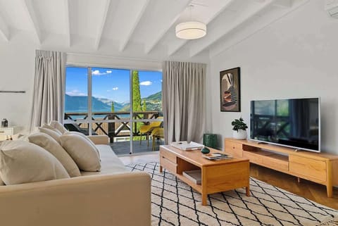 Open plan living with stunning lake & Mountain views 