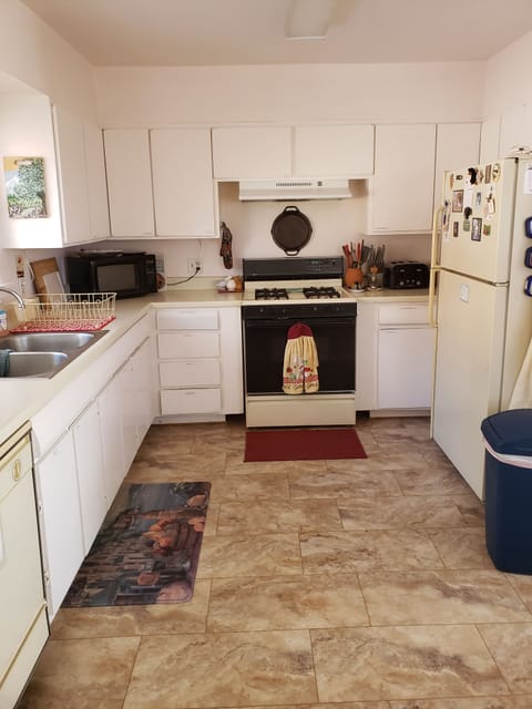 Fully equipped kitchen. Cold water is filtered.