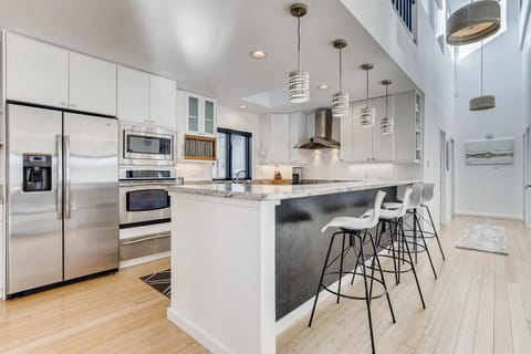 Kitchen and breakfast bar that seats 4.