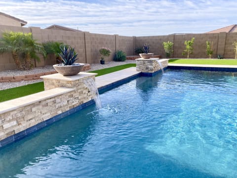 Large Pool with Baja Shelf