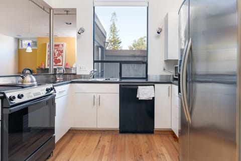 ... and here are some shots of the kitchen ...