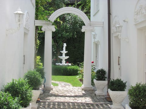 Arcade - entrance to the garden