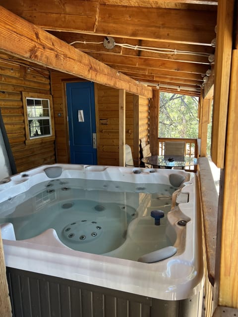 7-8 person hot tub on back deck