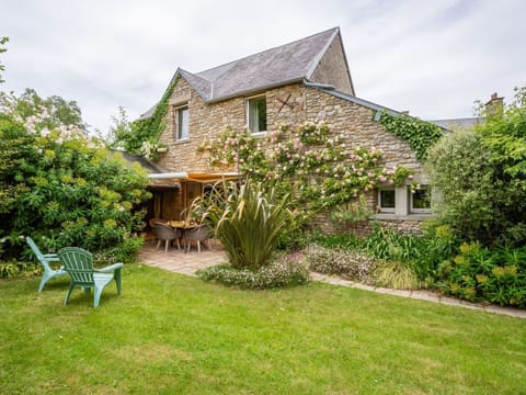 Plant, Sky, Building, Window, Cloud, House, Flower, Tree, Natural Landscape, Land Lot