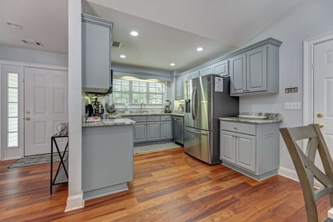 Dining Area & Kitchen
