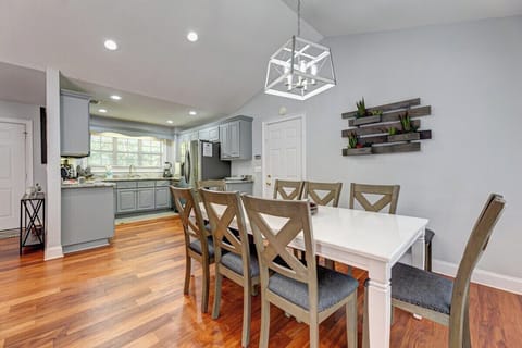 Dining Area & Kitchen