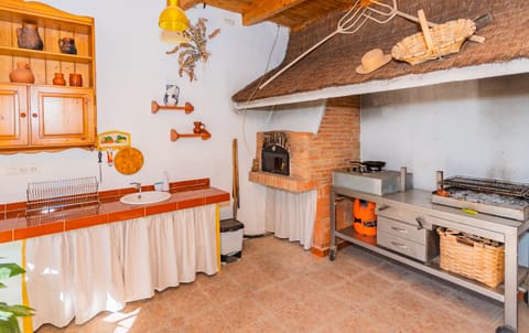 Enjoy the barbecue of this Finca in Alhaurín de la Torre