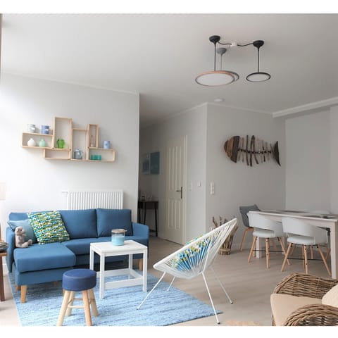 Ap. 11. Large living area with TV