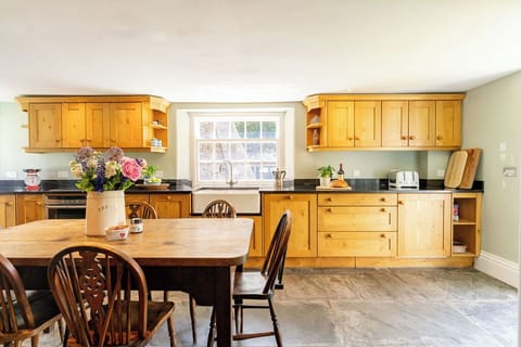 The Barton Kitchen and Breakfast Table