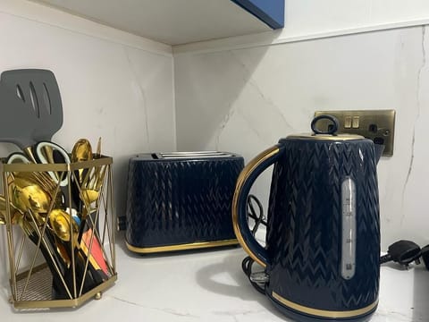 Studio 5 - Gelert utensils and kettle 