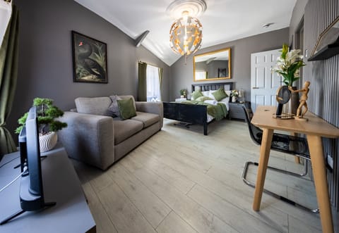 The studio includes a kitchenette and an ensuite with all essentials for a comfortable stay.