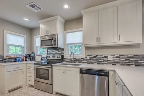 Great kitchen with stainless steel appliances and quartz countertops
