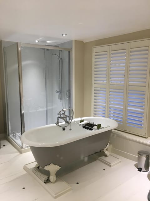 Brunyee claw foot bath and shower