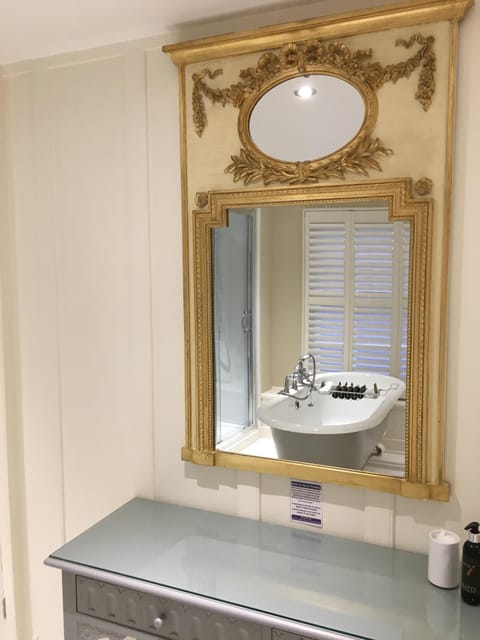 Brunyee Bath in Mirror