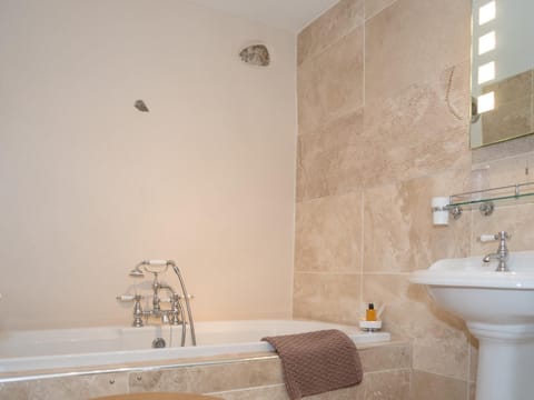 Buttermere bathroom - bathtub