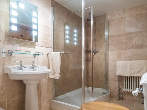 Buttermere bathroom - Walk-in shower booth equipped with rainfall shower head