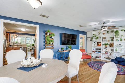 Dining Area | Dishes & Flatware Provided