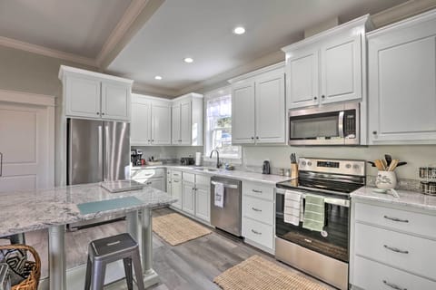 Kitchen | Granite Counters | Modern Appliances | Spices Provided | Coffee Maker