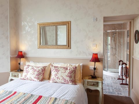 Deluxe King room with spacious en-suite