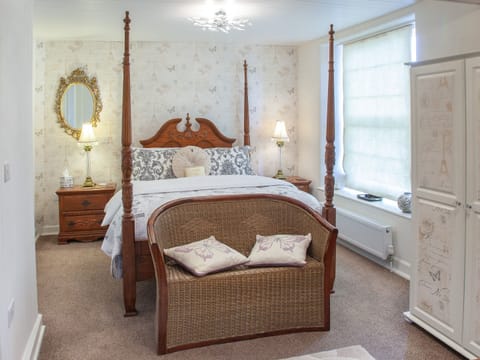 Master Suite with seating & romantic Four-Poster King bed